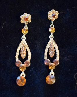 Pendientes largos de pedrería en color oro y piedras en tono ámbar