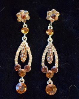 Pendientes largos de pedrería en color oro y piedras en tono ámbar