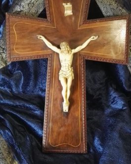 Crucifijo antiguo cruz en madera con marquetería