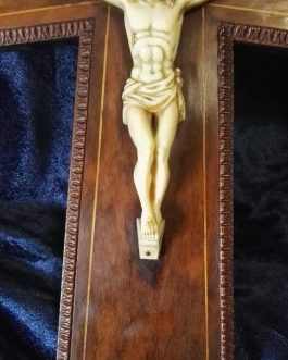 Crucifijo antiguo cruz en madera con marquetería