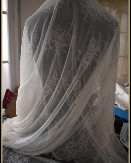 Preciosa mantilla española blanca encaje tipo chantilly