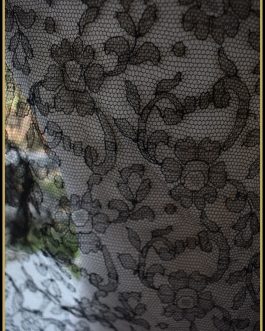 Romantica mantilla de pico negra tipo chantilly