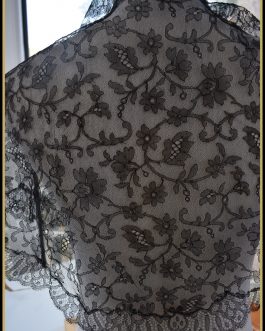 Mantilla española antigua negra de encaje chantilly