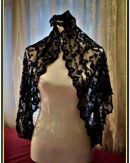 Preciosa mantilla manual antigua de tres picos en doble blonda negra