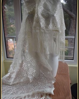 Mantilla chal con flecos de blonda blanca