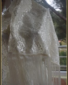 Mantilla chal con flecos de blonda blanca