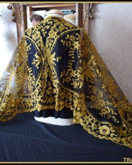 Espectacular mantilla española en negro y bordado en amarillo dorado