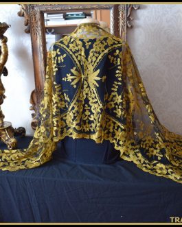 Espectacular mantilla española en negro y bordado en amarillo dorado