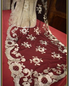 Mantilla española antigua bordada a mano en encaje de granada