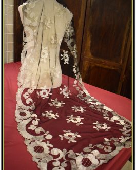 Mantilla española antigua bordada a mano en encaje de granada