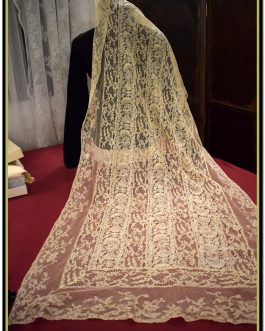 Espectacular mantilla española o chal de encaje antiguo que combina encajes simil alençon Bruselas circa XIX