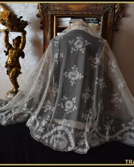 Preciosa mantilla blanca