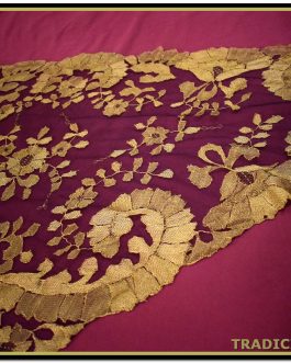 Mantilla antigua de encaje de Granada de tul negro bordado en dorado