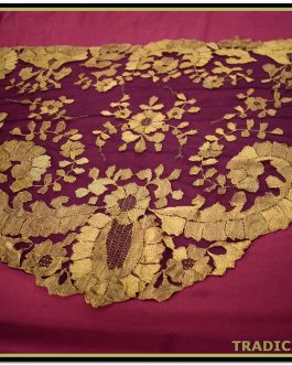 Mantilla antigua de encaje de Granada de tul negro bordado en dorado