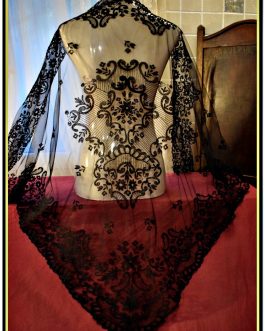 Mantilla negra tres picos simil encaje de granada