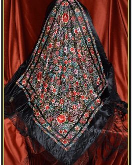 Mantón de Manila de raso negro bordado a mano con muchos motivos florales de espectacular colorido