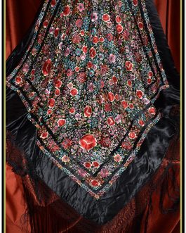 Mantón de Manila de raso negro bordado a mano con muchos motivos florales de espectacular colorido