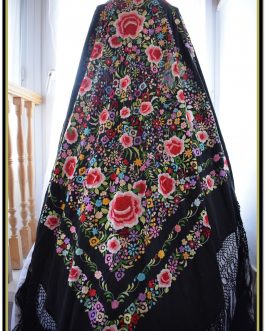 Precioso Mantón de Manila negro con motivos florales y espectacular fleco