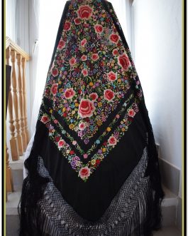 Precioso Mantón de Manila negro con motivos florales y espectacular fleco